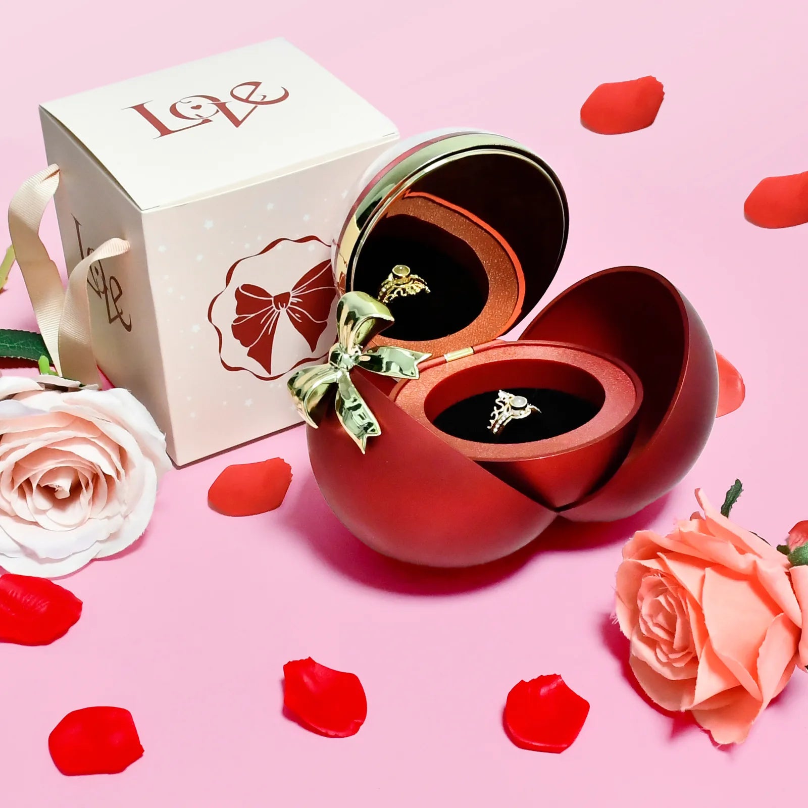 Okrągłe pudełko na biżuterię z grawerowanym naszyjnikiem