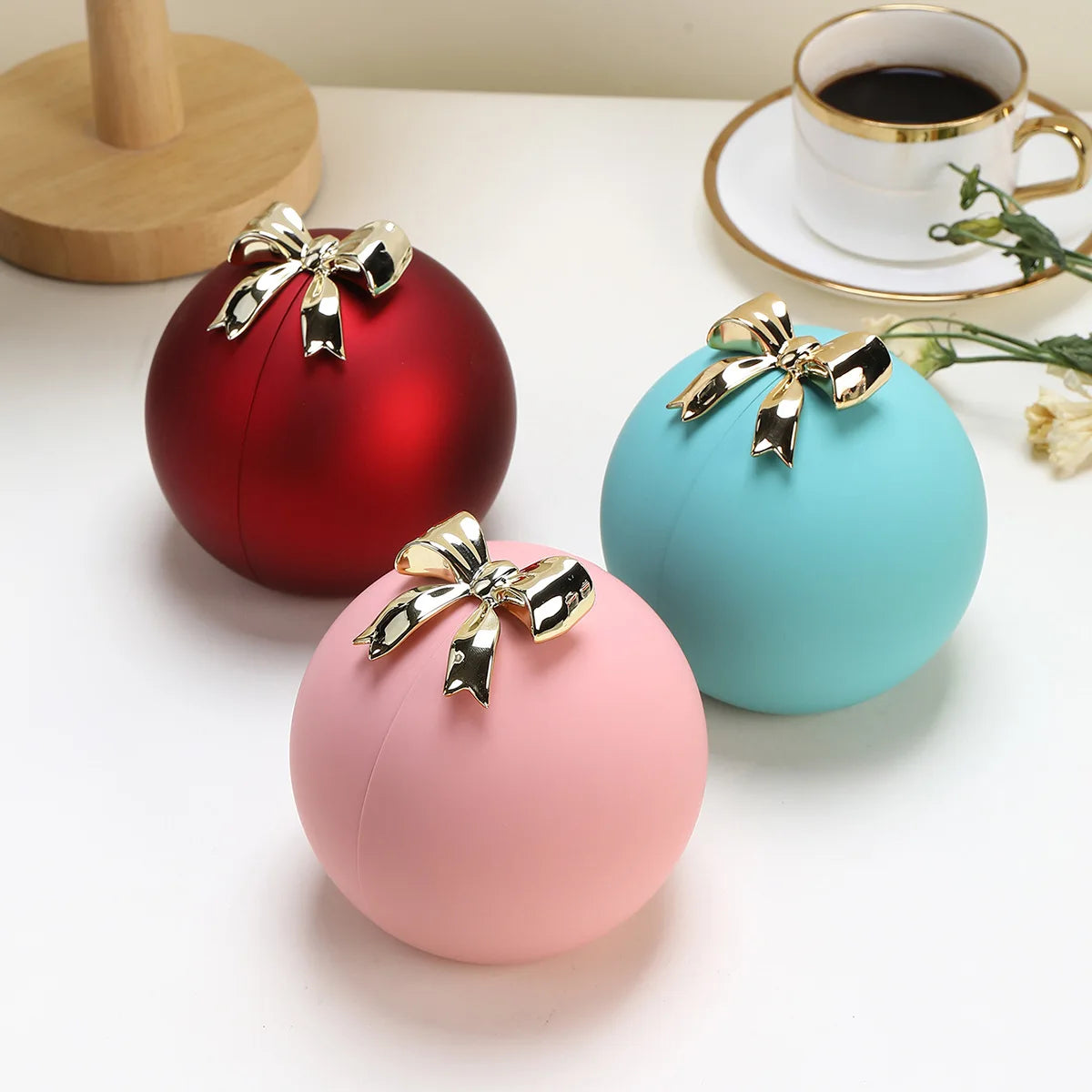 Okrągłe pudełko na biżuterię z grawerowanym naszyjnikiem